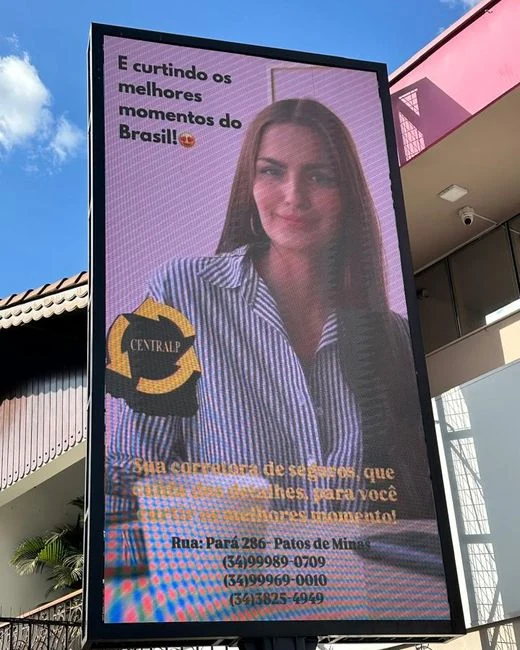 Campanha da Centralp Seguros exibida no painel de LED da TH Mídia