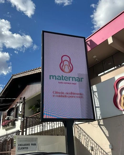 Anúncio da Maternar exibido no painel de LED da TH Mídia