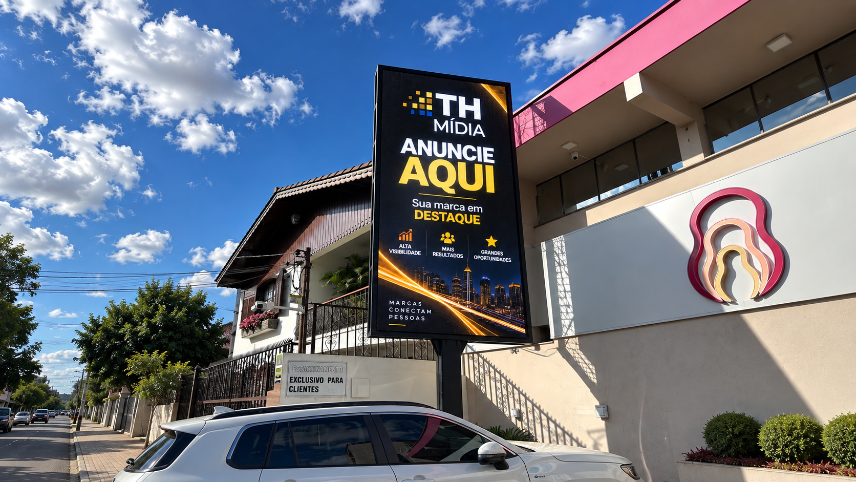 Painel de LED da TH Mídia na Av. Getúlio Vargas, em Patos de Minas